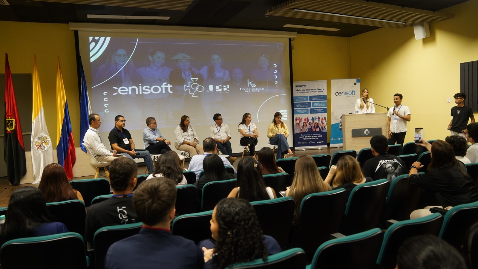 Imagen del segundo summit productividad 360 donde se ve el publico asistente y los panelistas hablando