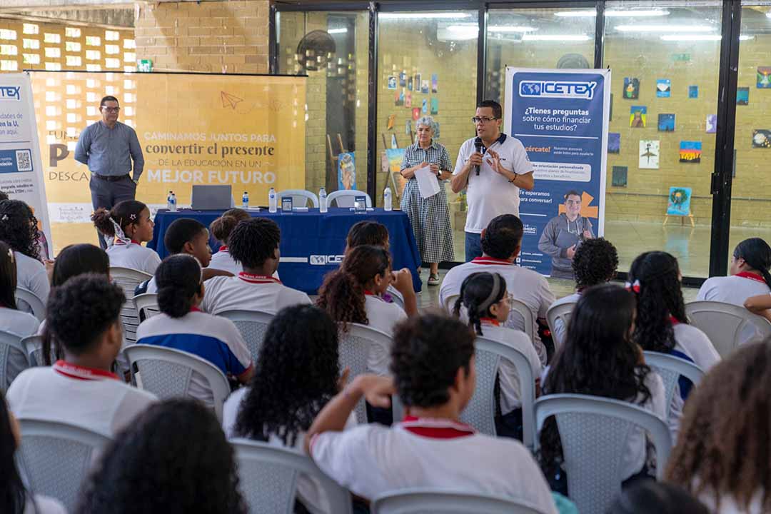 Imagen del Jefe de la Oficina Comercial y Mercadeo del ICETEX donde está hablando en un evento donde los asistentes son estudiantes
