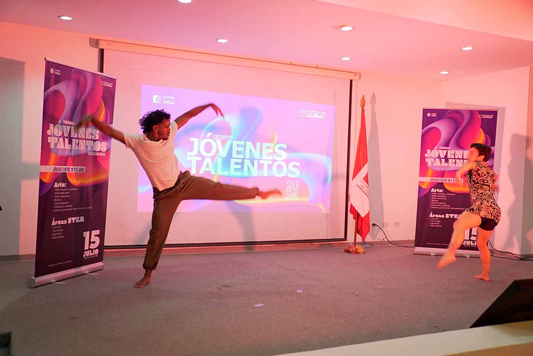 Imagen de un hombre practicando artes escénicas en evento de Jóvenes Talentos de ICETEX