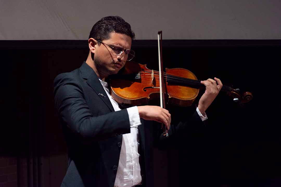 Imagen de un hombre tocando violin en evento de Jóvenes Talentos de ICETEX