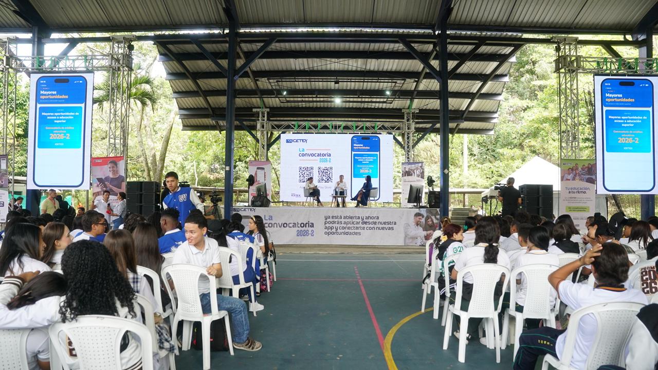 Imagen de estudiantes viendo el evento del lanzamiento de la convocatoria de créditos educativos de ICETEX