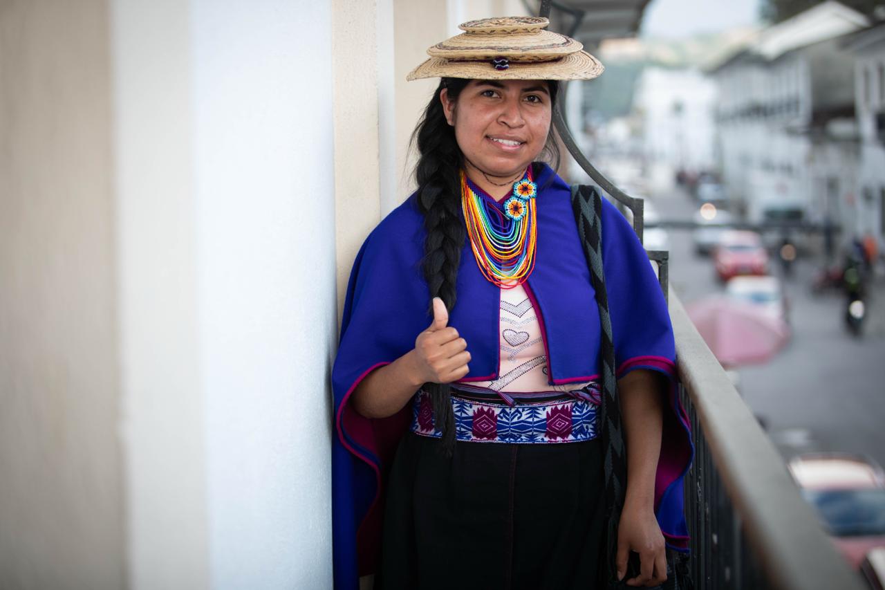 Imagen de mujer indígena AISO sonriendo