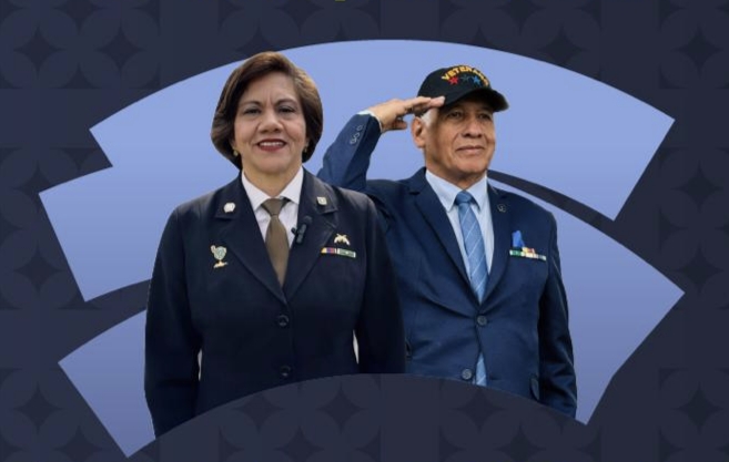 Imagen de mujer y hombre militares sonriendo 