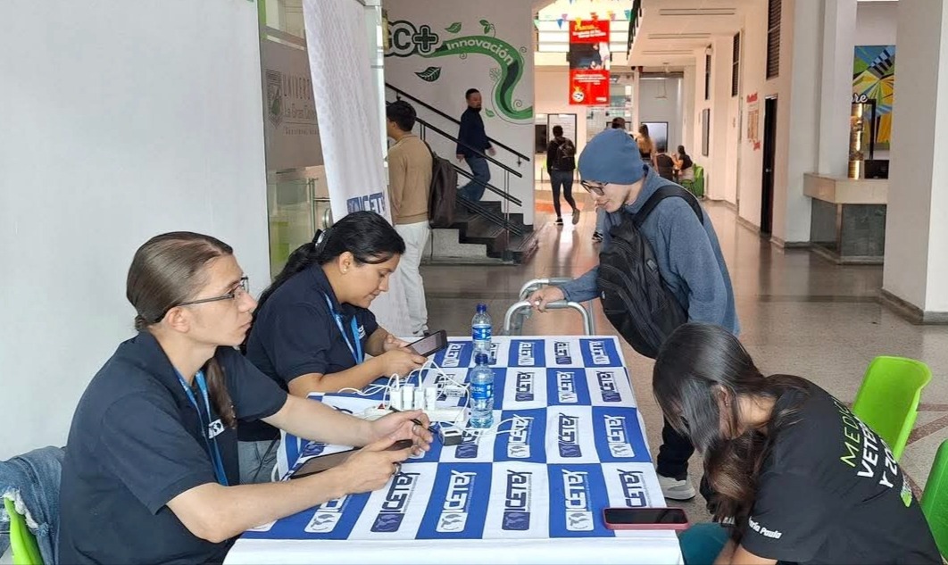 Imagen de personal del ICETEX sentado en una mesa trabajando en la sede temporal de la entidad en Armenia