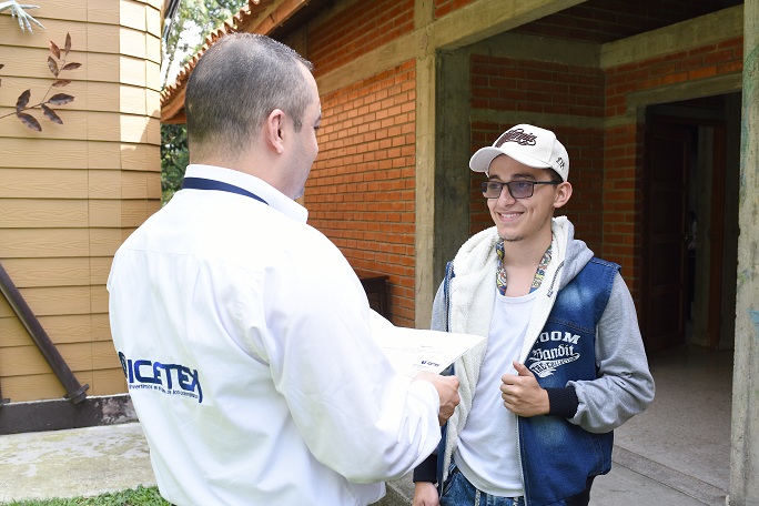 Imagen del personal de la territorial de ICETEX hablando con un beneficiario