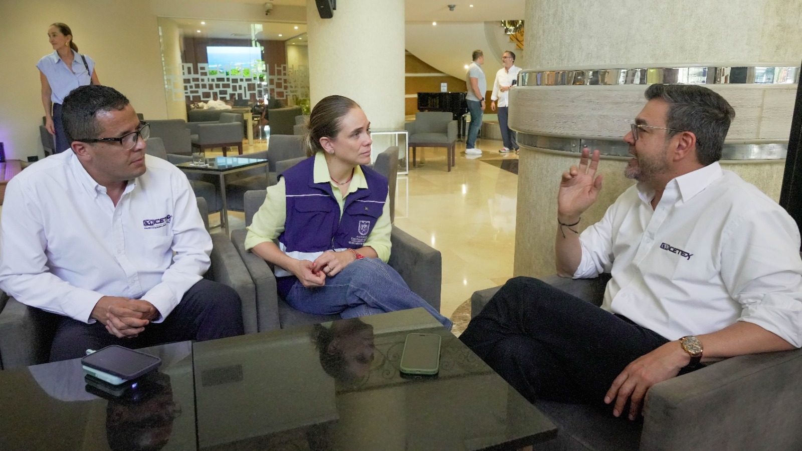 Imagen del presidente del ICETEX con Giovanni Canchila y una mujer hablando en Cali