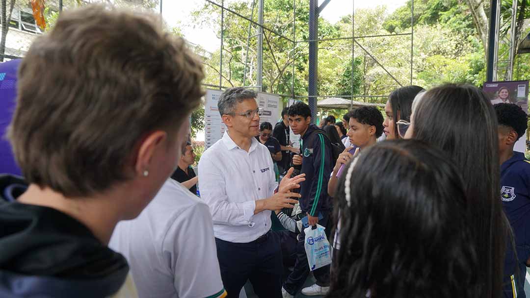Imagen del presidente del ICETEX Álvaro Urquijo hablando con estudiantes