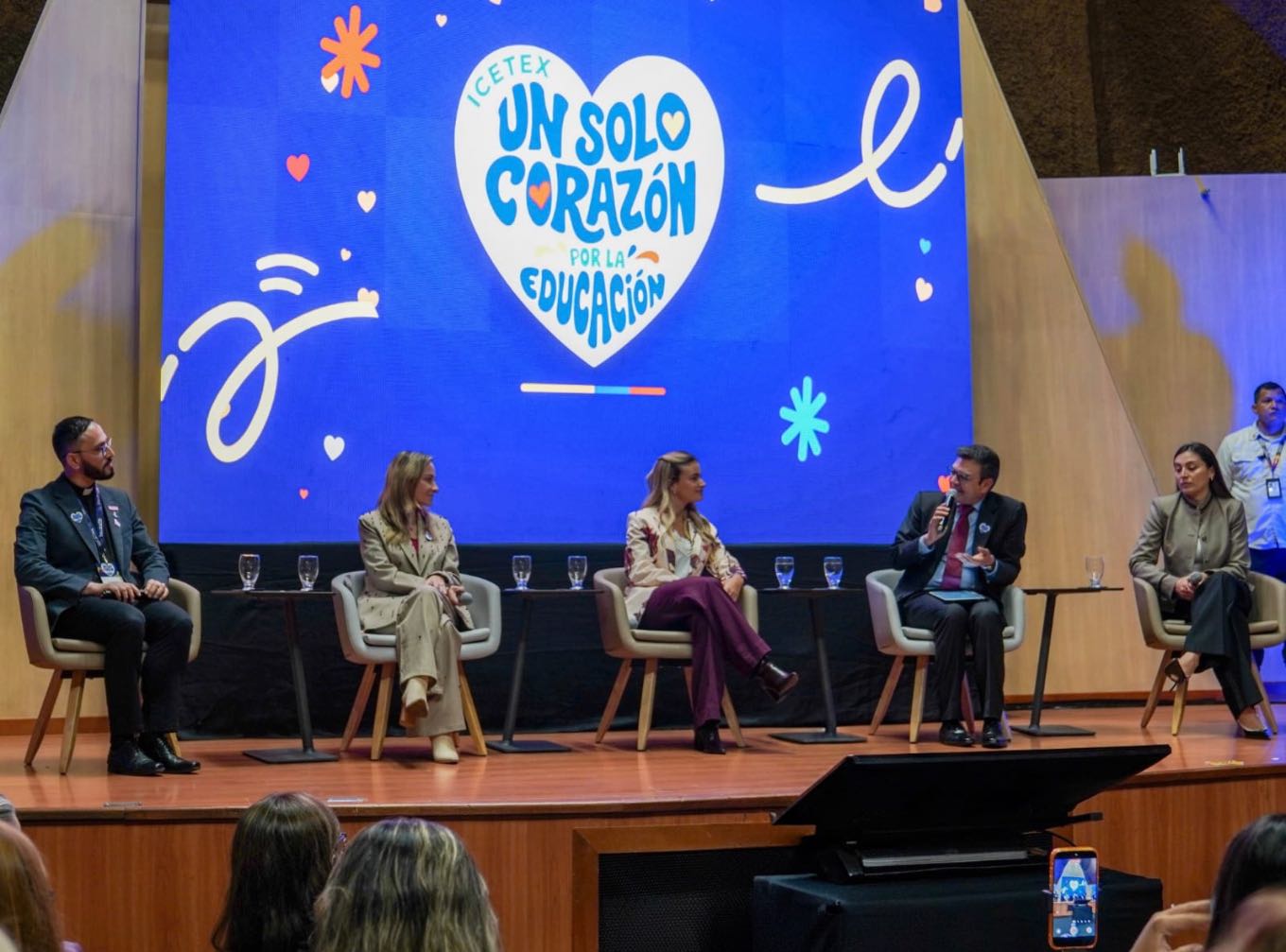 Imagen del presidente del ICETEX Richard Caicedo en el evento Un Solo Corazón por la Educación 