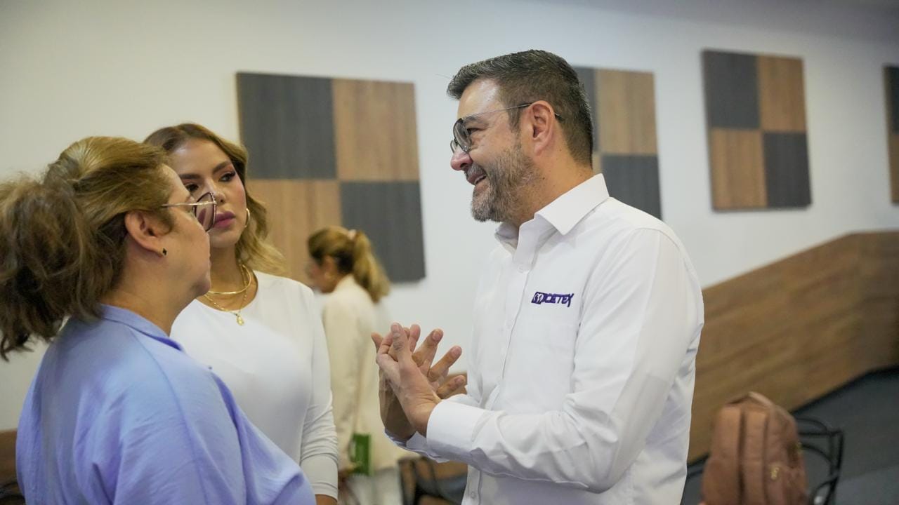 Imagen del presidente del ICETEX Richard Caicedo hablando con la ciudadanía