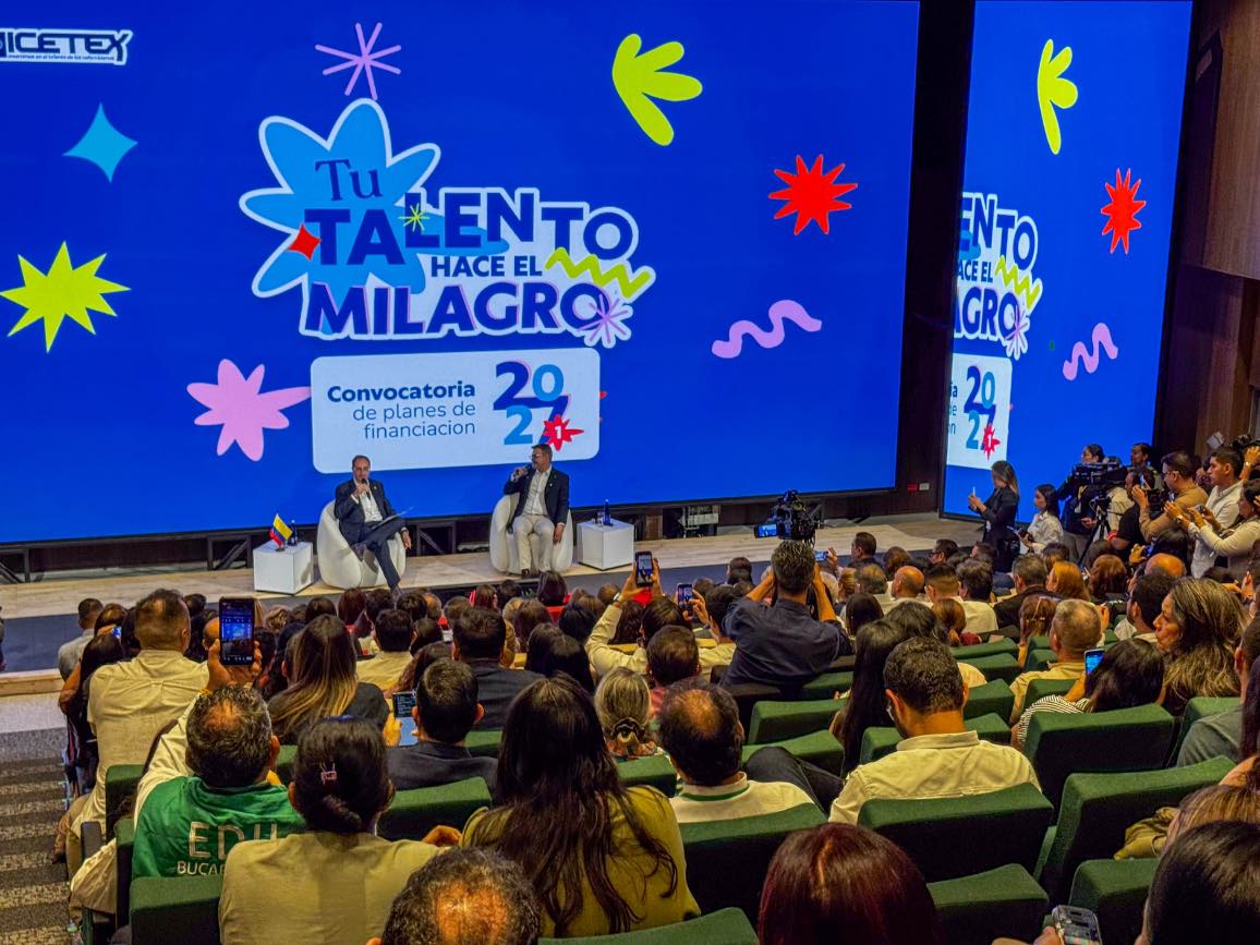 Imagen del presidente del ICETEX Richard Caicedo y del vicepresidente de Colombia José Manuel Restrepo en el lanzamiento de la convocatoria Tu Talento Hace el Milagro