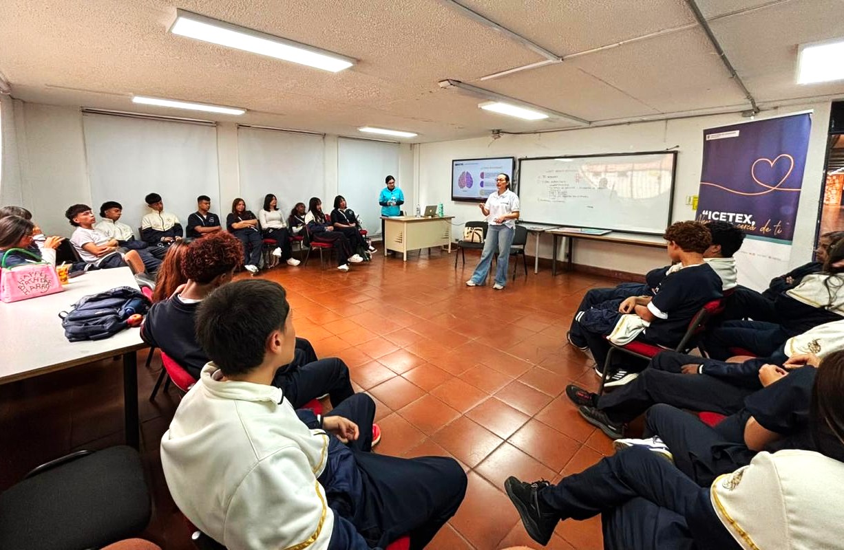 Estudiantes sentados participando de charlas de ICETEX