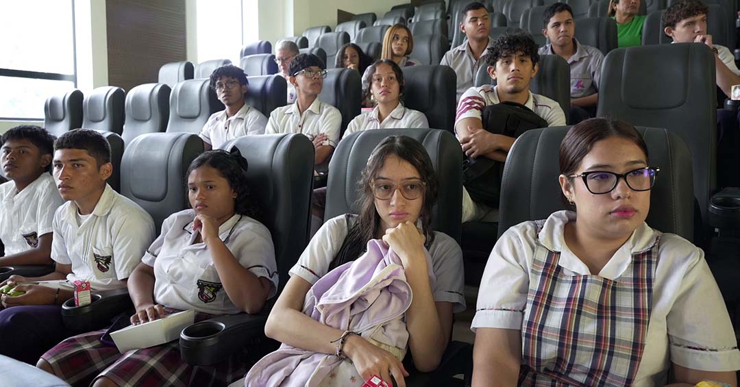 Imagen Jóvenes sentados en un teatro prestando atención a un evento de ICETEX