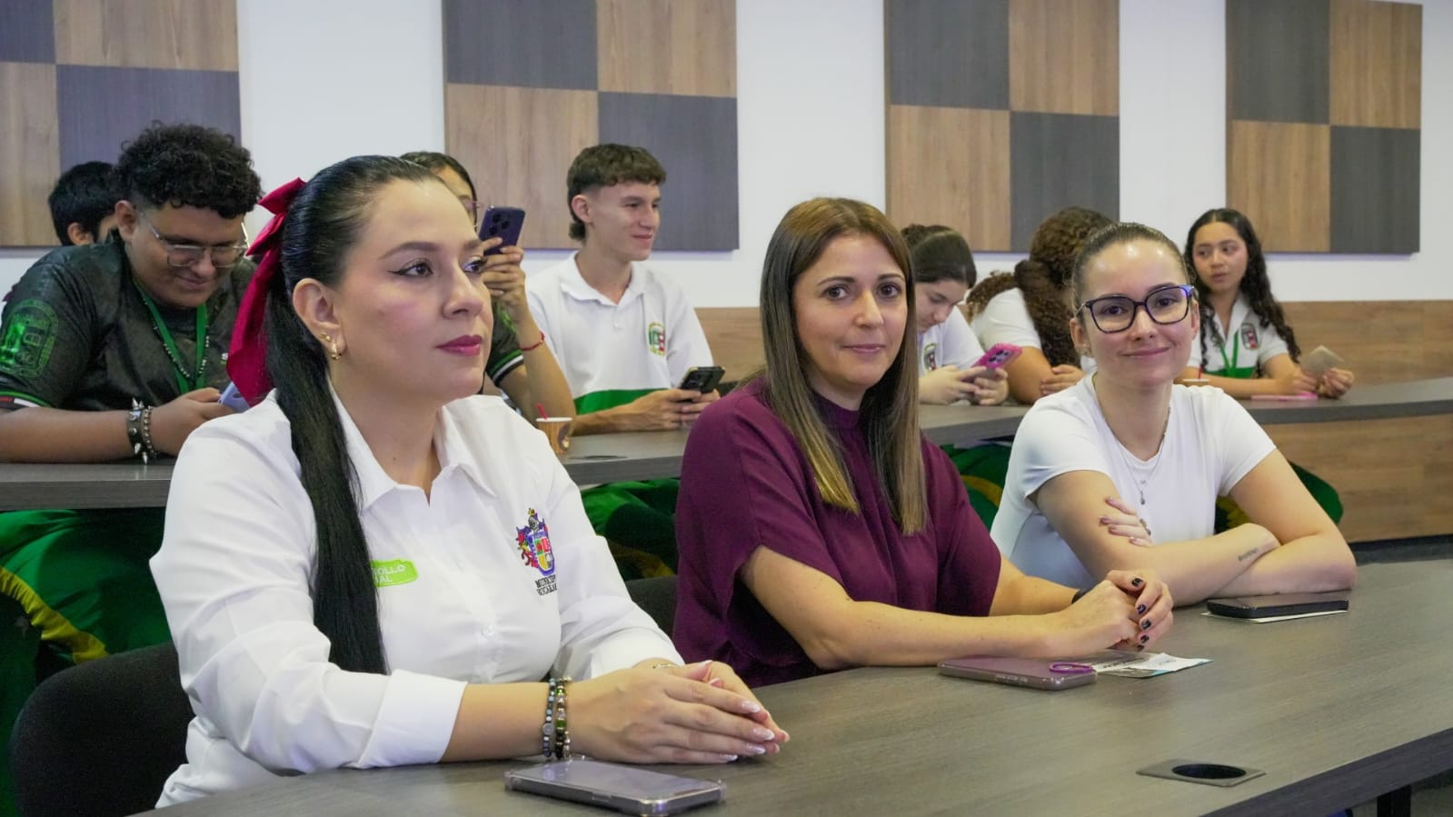 Imagen de mujeres sentadas sonriendo a cámara