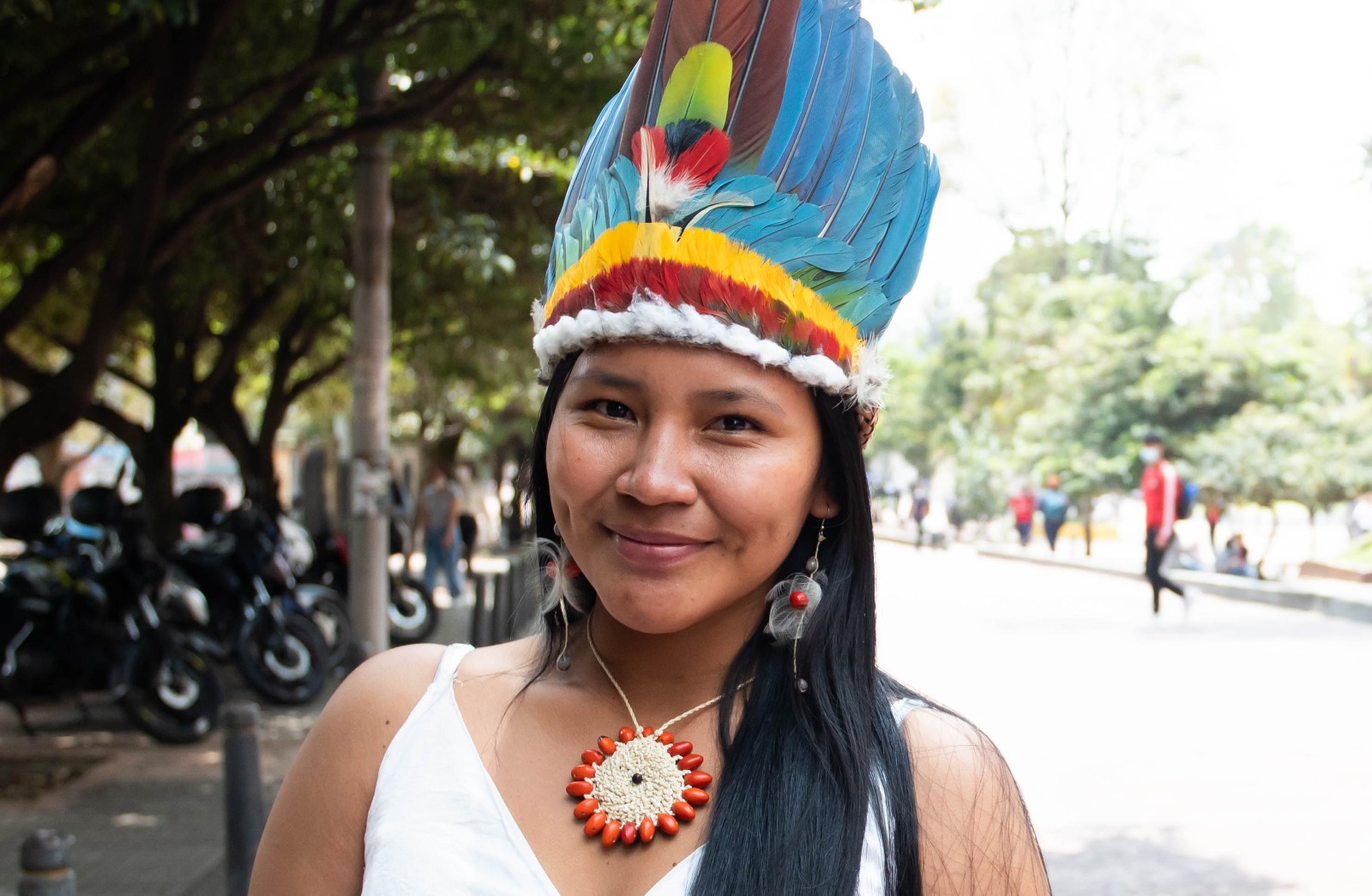 Foto de mujer perteneciente a comunidades indígenas sonriendo