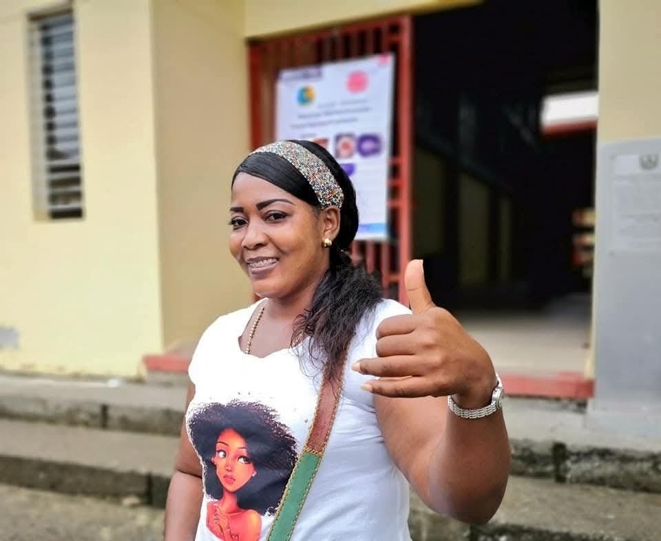 Imagen de mujer de Quibdó sonriendo en la calle y alzando el pulgar