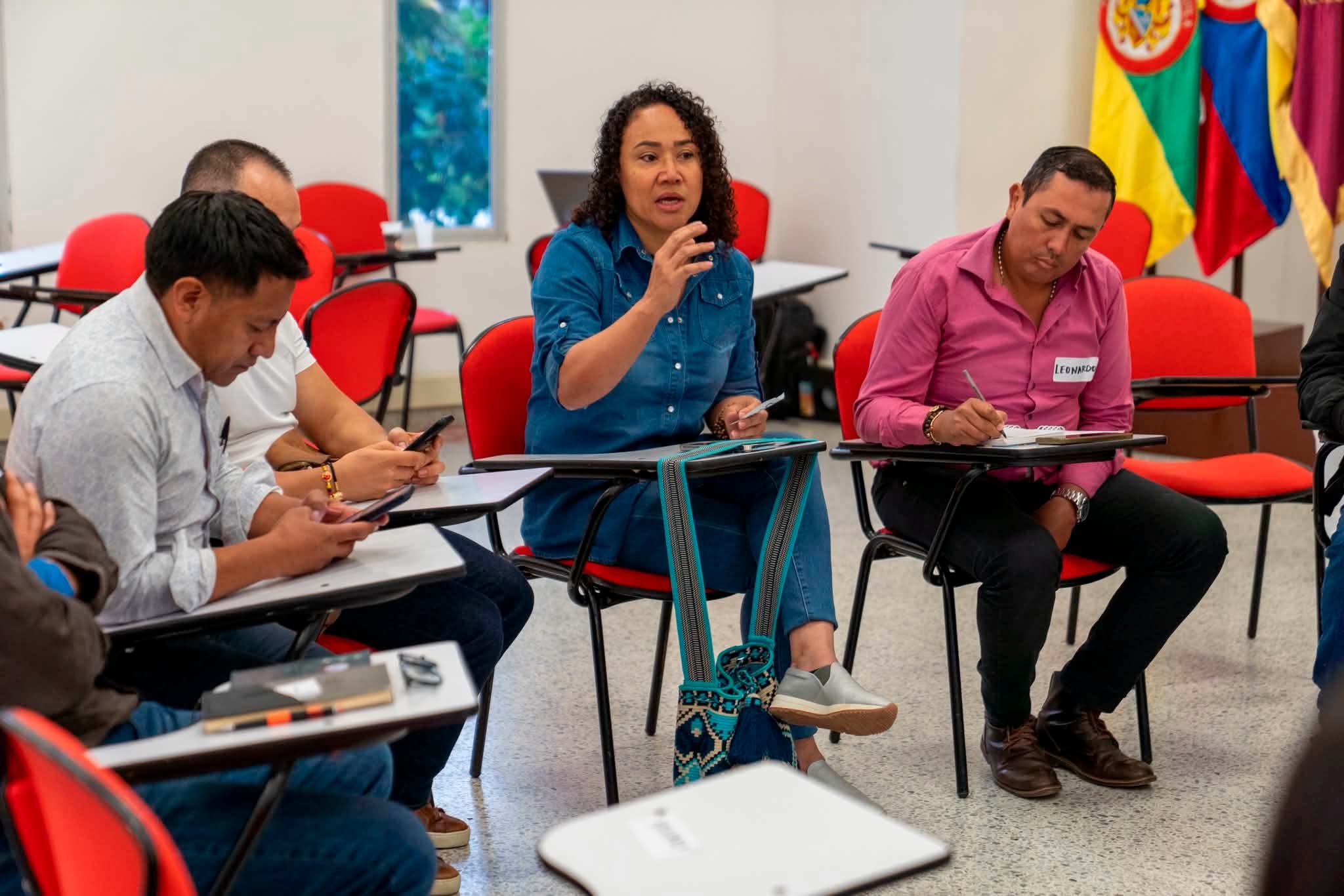 Mujer hablando y personas del público a su lado en las jornadas de Diálogo Social con Transformación Territorial del ICETEX 