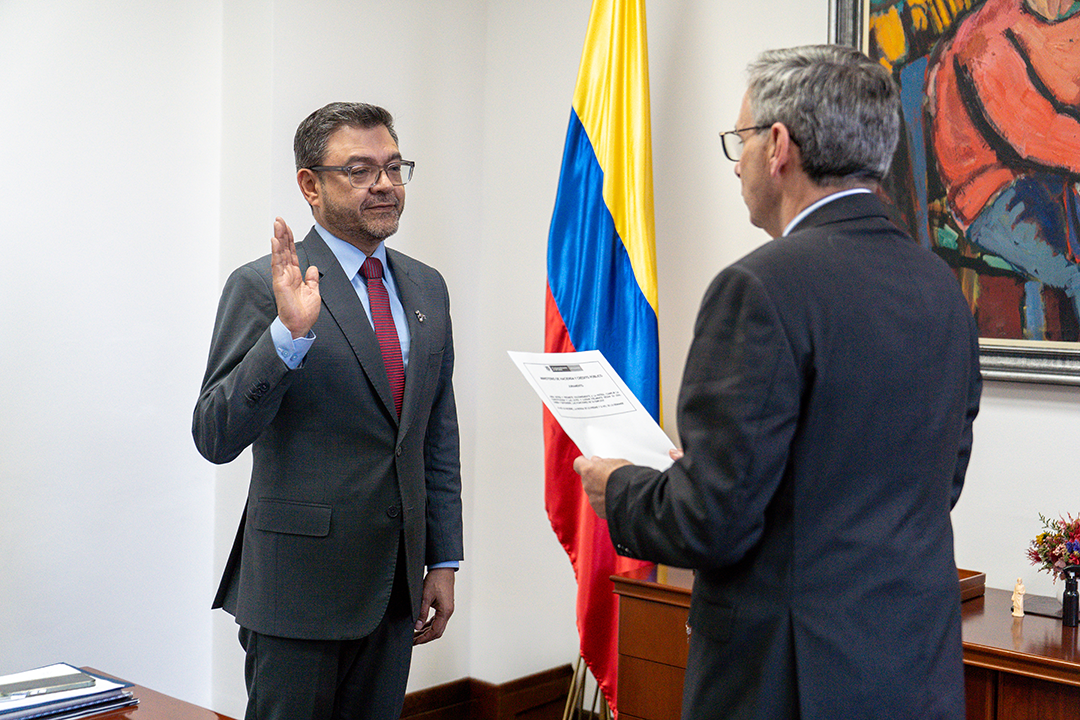Imagen de la posesión del nuevo presidente del ICETEX Richard Caicedo