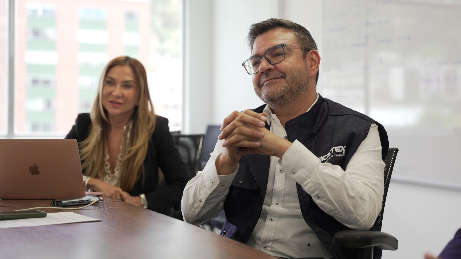 Imagen del presidente de ICETEX Richard Caicedo sonriendo junta a la jefe de la ORI Gladys Rey