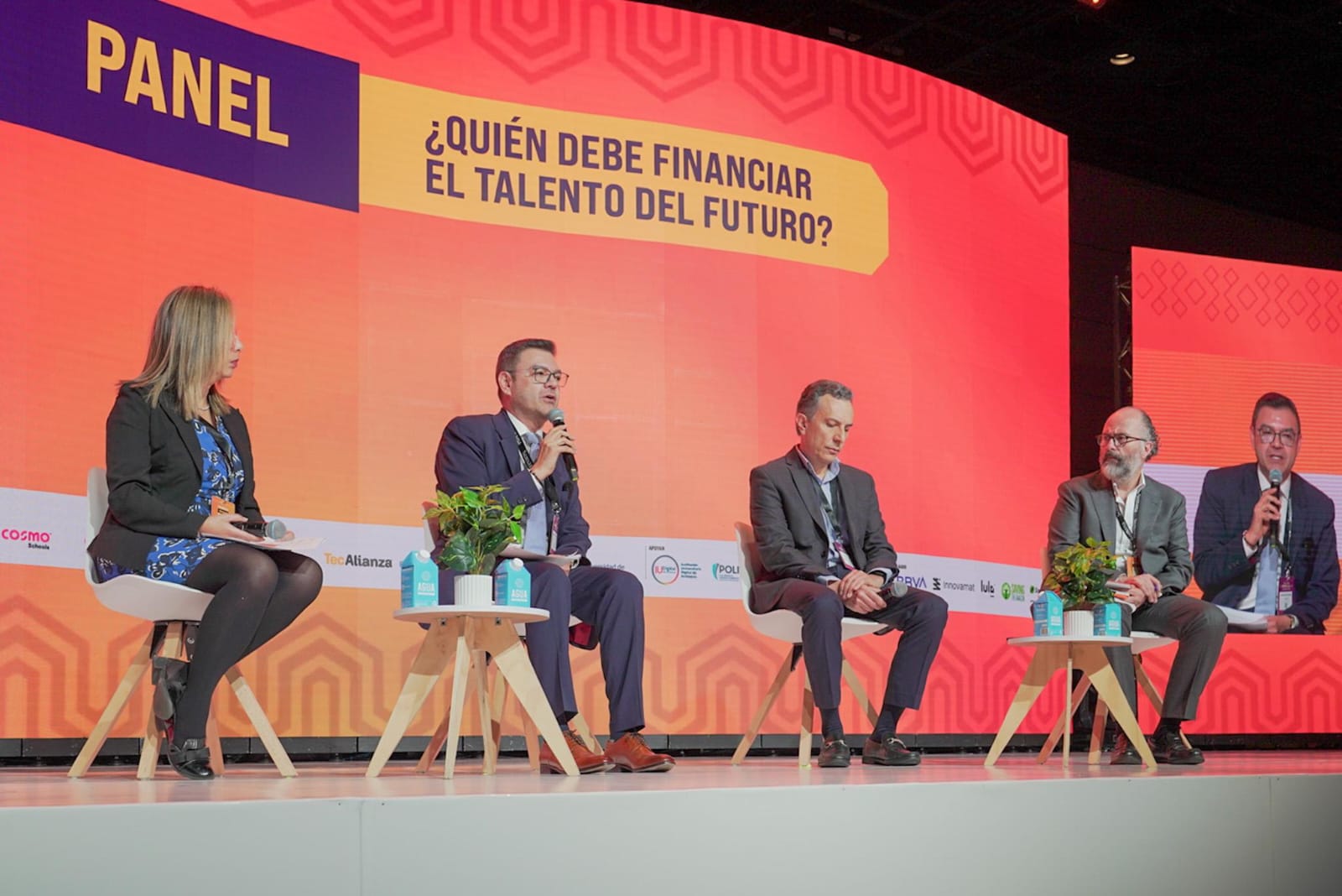 Imagen del presidente de ICETEX Richard Caicedo hablando como panelista en la cumbre de líderes de educación de la revista Semana