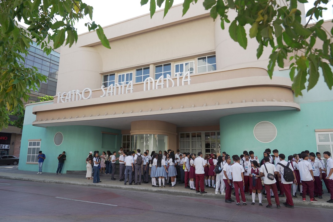 Jóvenes asistentes llegan al Teatro Santa Marta para participar en el Encuentro Nacional de Cultura y Prevención de Violencias Basadas en Género, una jornada liderada por el ICETEX y SmartP.