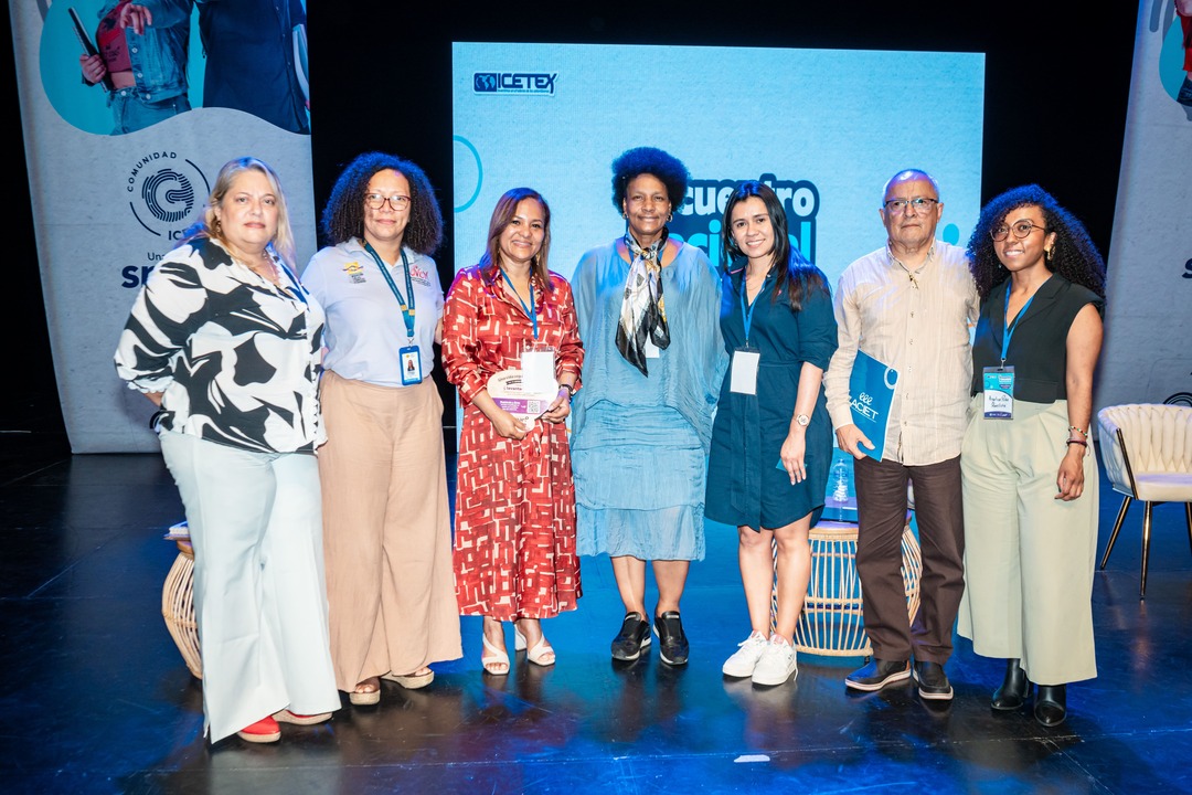 Los expertos y expertas Valentina Vásquez, Dinorah Patricia Abadía, Lorenzo Portocarrero, Angélica Peña, María Isabel Smith y Marta Cecilia Corredor participaron en el segundo panel ‘De la atención a la garantía de derechos: respuestas institucionales para enfrentar las violencias basadas en género y promover la equidad’, moderado por Patricia Mena Córdoba, presidenta de la Cumbre Global sobre Salud Mental. 