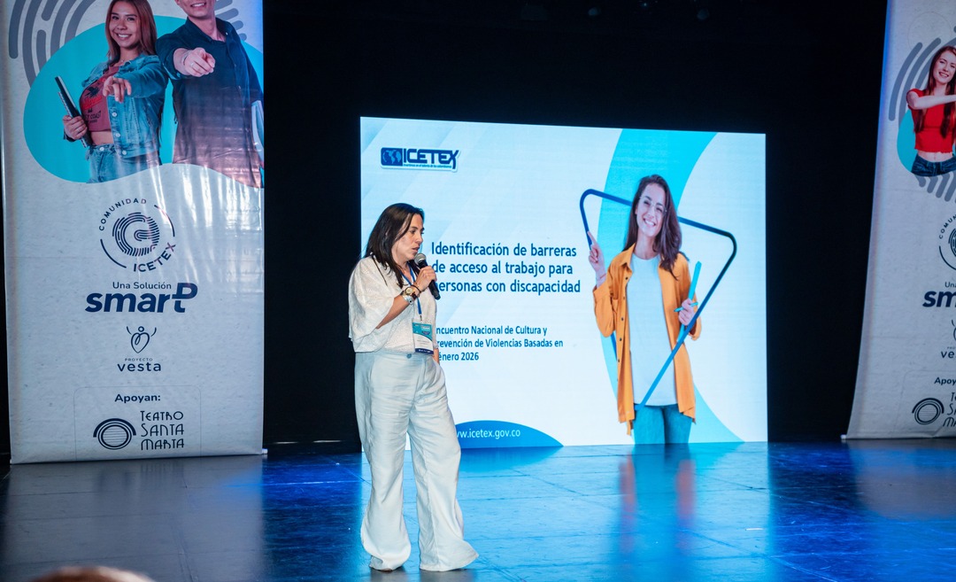 Marcela Ortega Leal, líder de Cultura del ICETEX, presentó la conferencia “Barreras de acceso de personas con discapacidad en entornos laborales”, destacando la importancia de avanzar hacia escenarios más incluyentes, equitativos y accesibles. 
