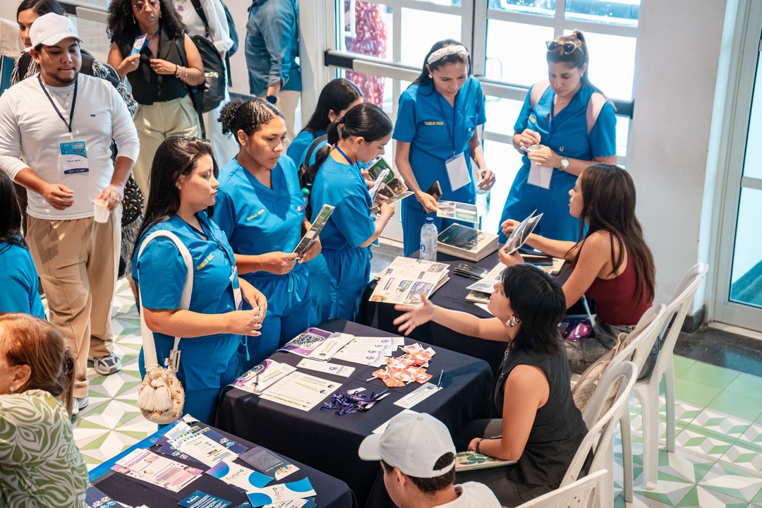 Durante la jornada, las y los asistentes participaron en la feria institucional del encuentro, un espacio de articulación y orientación en el que entidades aliadas compartieron iniciativas, servicios y herramientas relacionadas con educación, inclusión, bienestar y prevención de violencias basadas en género. 
