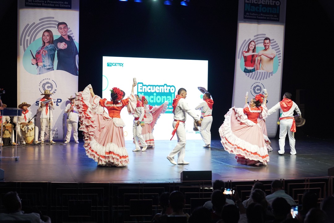 Muestra artística y cultural a cargo del Grupo de Danza Folclórica UNICARIBE, una puesta en escena que celebró la diversidad, la identidad y la riqueza cultural. 