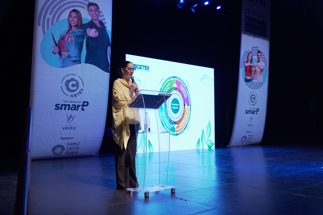 Alejandra Figueroa Medina, líder de Sostenibilidad del ICETEX, presentó el modelo institucional de sostenibilidad. 