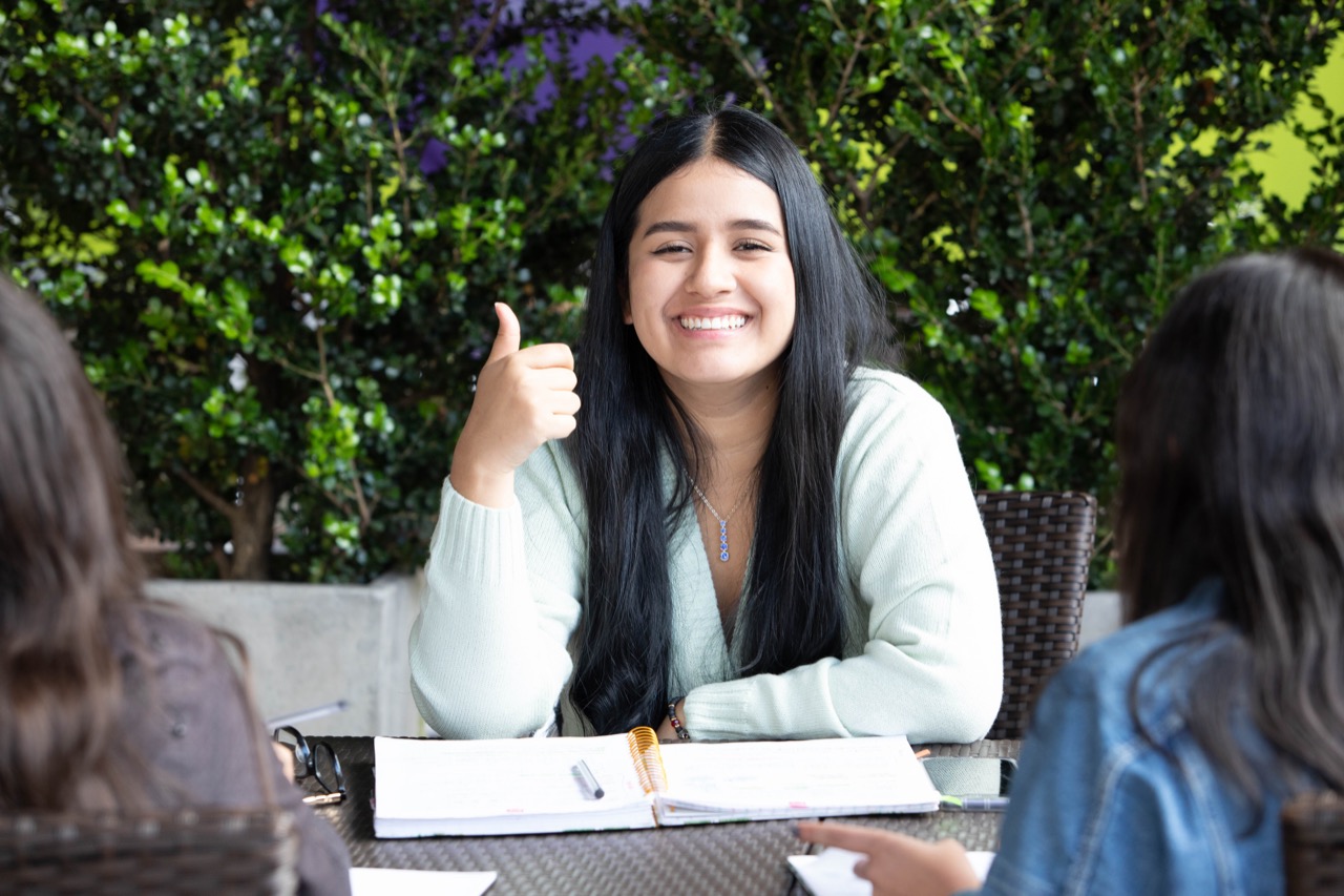 foto de mujer joven feliz