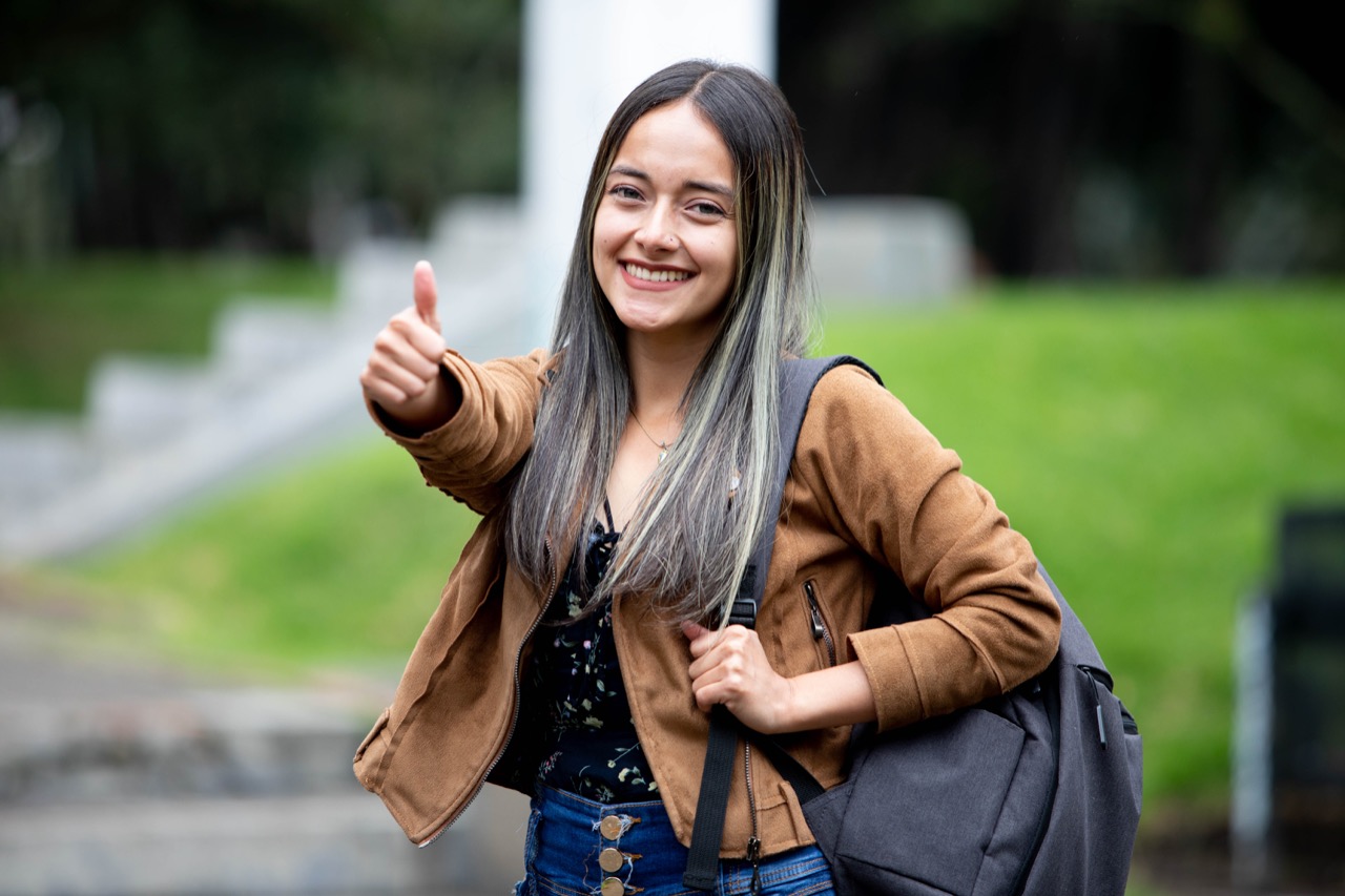 Foto de mujer joven sonriendo