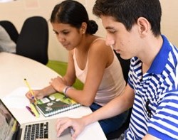 joven con computador