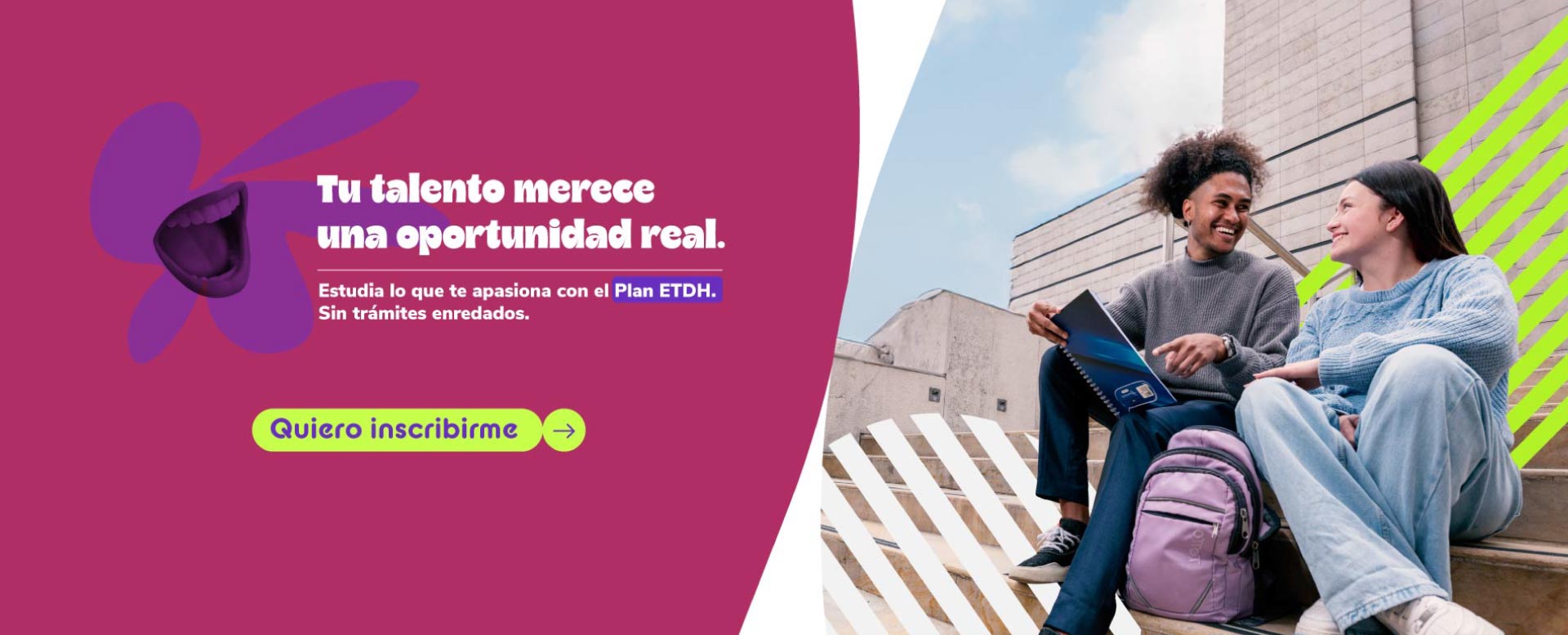 Banner Tu talento merece una oportunidad real. Jóvenes estudiantes sonriendo y sentados en las escaleras de la Universidad