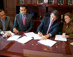 Firma de el senador Angel Custodio Cabrera Baez del partido de la U,en compañia del presidente del ICETEX, Andres Vasquez