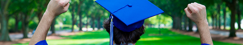 Plano medio de estudiante graduándose