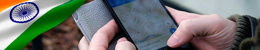 una persona sostiene un celular con un mapa abierto de mapa gps