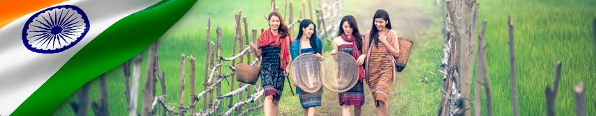 cuatro chicas jovenes caminando en un sendero rural con canastos