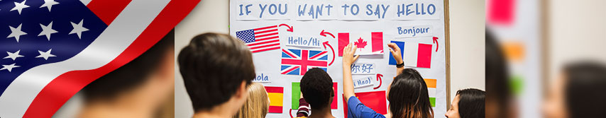 jóvenes colocan en un tablero banderas de países y palabras en diferentes idiomas