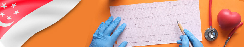 manos de medico con guantes de cirugia, revisando una impresión de electrocardiograma con un lápiz