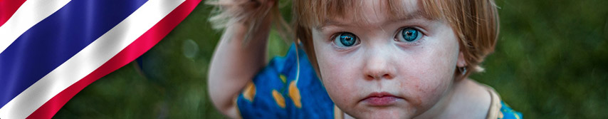 foto en primer plano de niña pequeña rubia de ojos azules