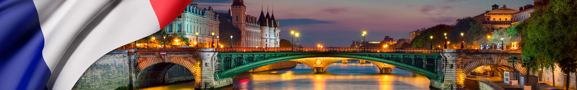 Bandera de Francia con panorama de París durante la hora azul crepúsculo.