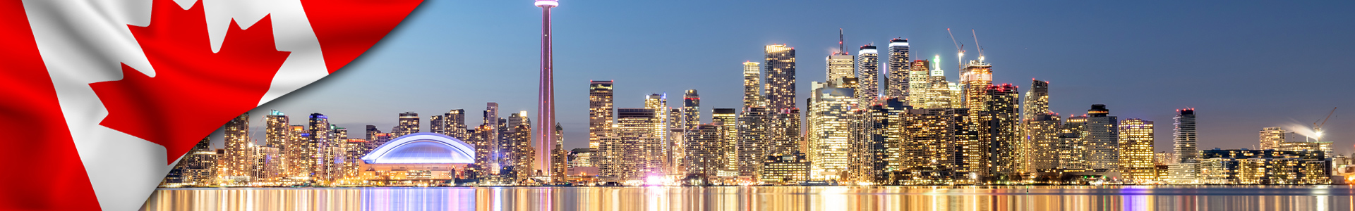 Bandera de Canadá  con horizonte de la ciudad de Toronto por la noche, Ontario