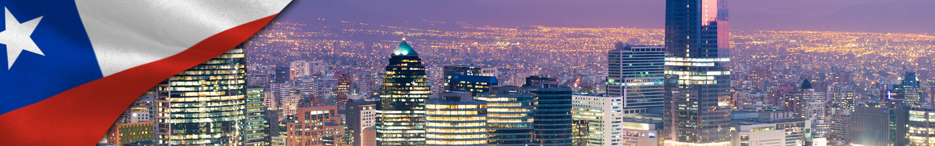 Bandera de Chile y edificios de la capital Santiago en la noche