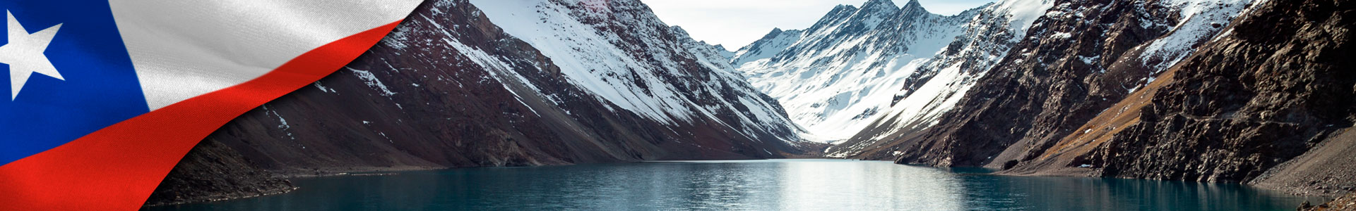 Bandera de Chile con foto de lago laguna del inca rodeado de altas montañas cubiertas de nieve en Chile