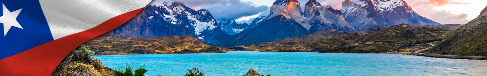 Bandera de Chile, con panorámica de Torres del Paine sobre el lago Pehoe, Patagonia, Chile