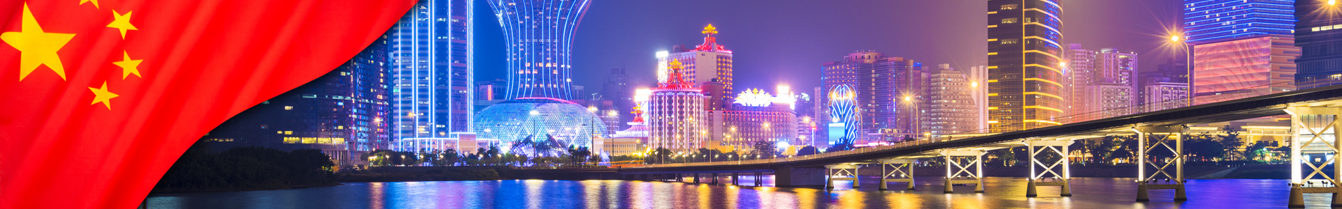 Bandera de China con horizonte de Macao, China, en los complejos turísticos con casino de gran altura