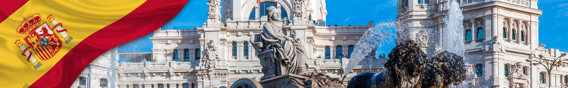 Bandera de España con foto de Palacio de Cibeles y fuente en la plaza de Cibeles en Madrid, España