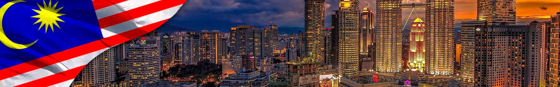 Bandera de Malasia con foto de la capital Kuala Lumpur de noche