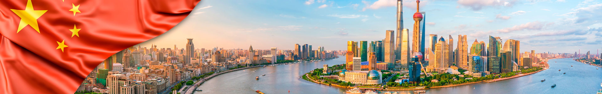 Bandera de China con vista del horizonte del centro de Shanghai en China