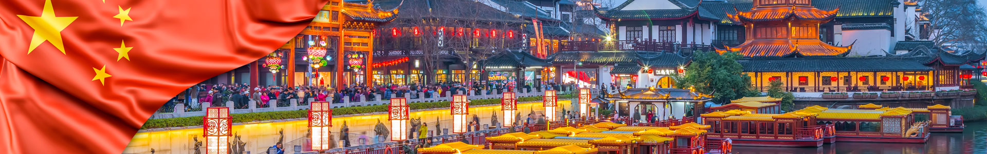 Bandera de China con panorámica de una ciudad